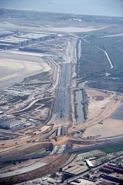 Panor&agrave;mica de la nova carretera d'acc&egrave;s a la nova terminal sud de l'aeroport del Prat (Octubre 2008)